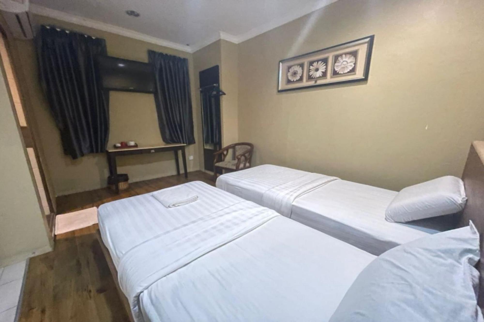 Oyo 90411 Perdana Hotel Labuan Kültér fotó