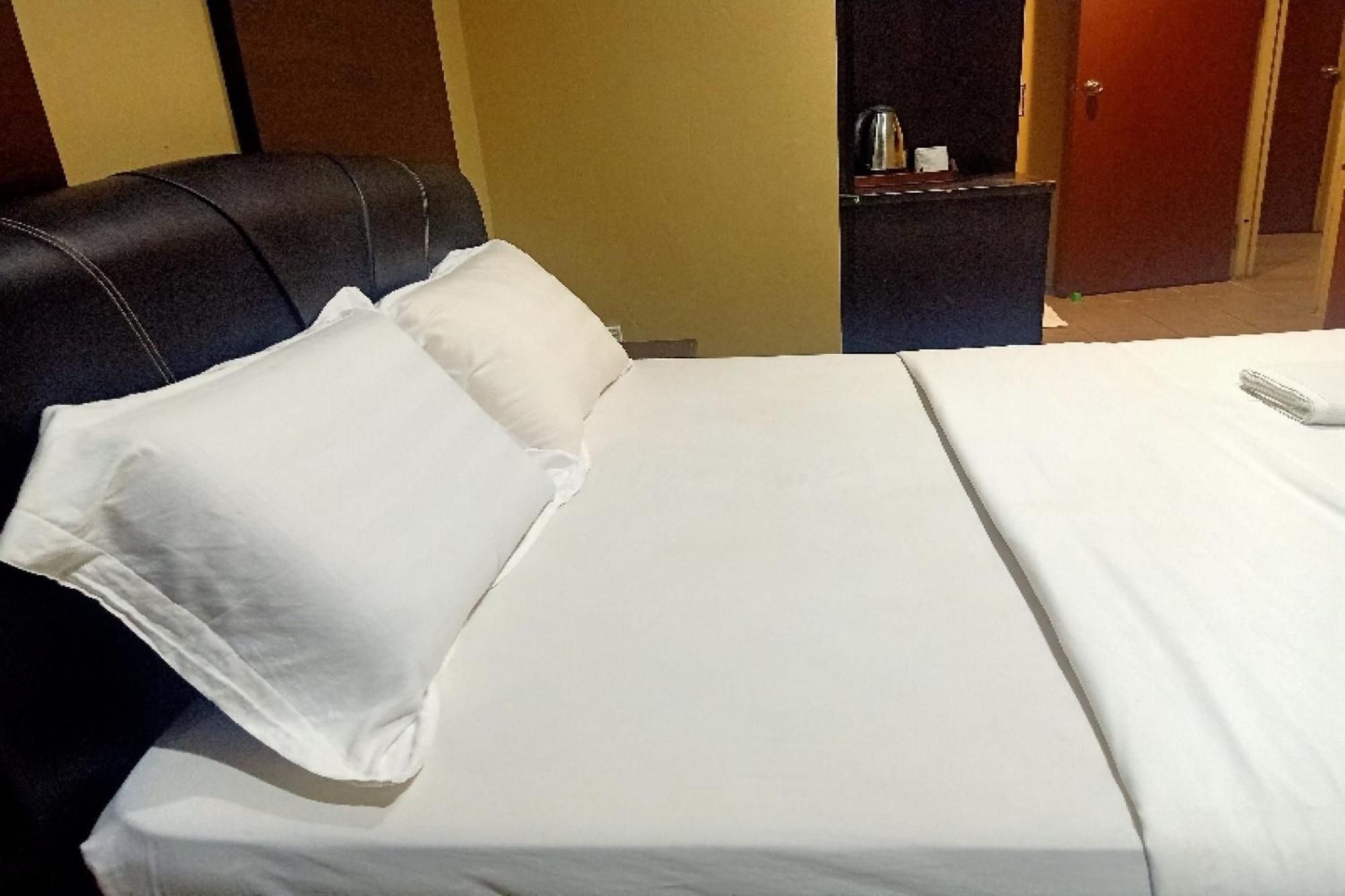 Oyo 90411 Perdana Hotel Labuan Kültér fotó