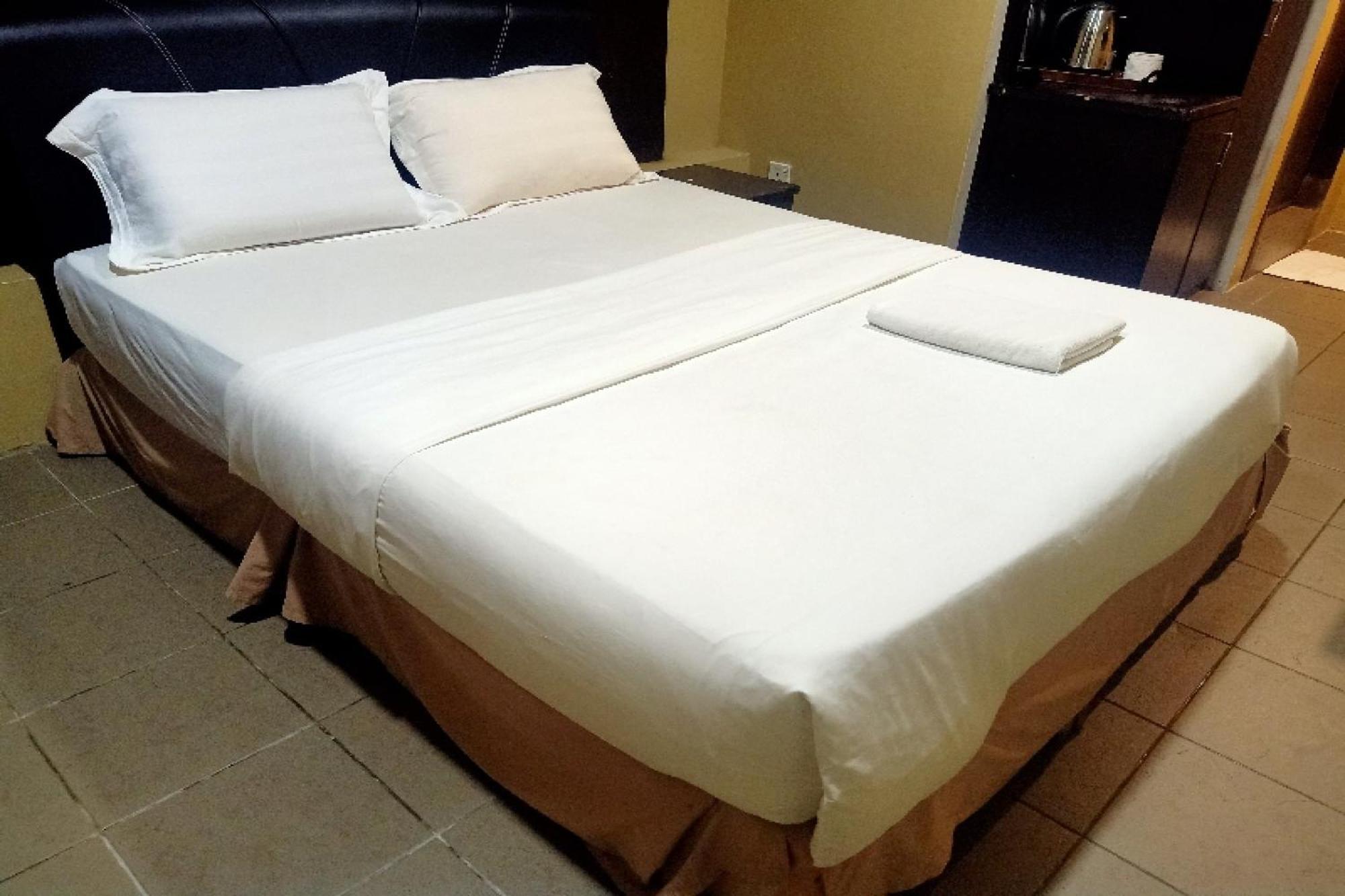 Oyo 90411 Perdana Hotel Labuan Kültér fotó