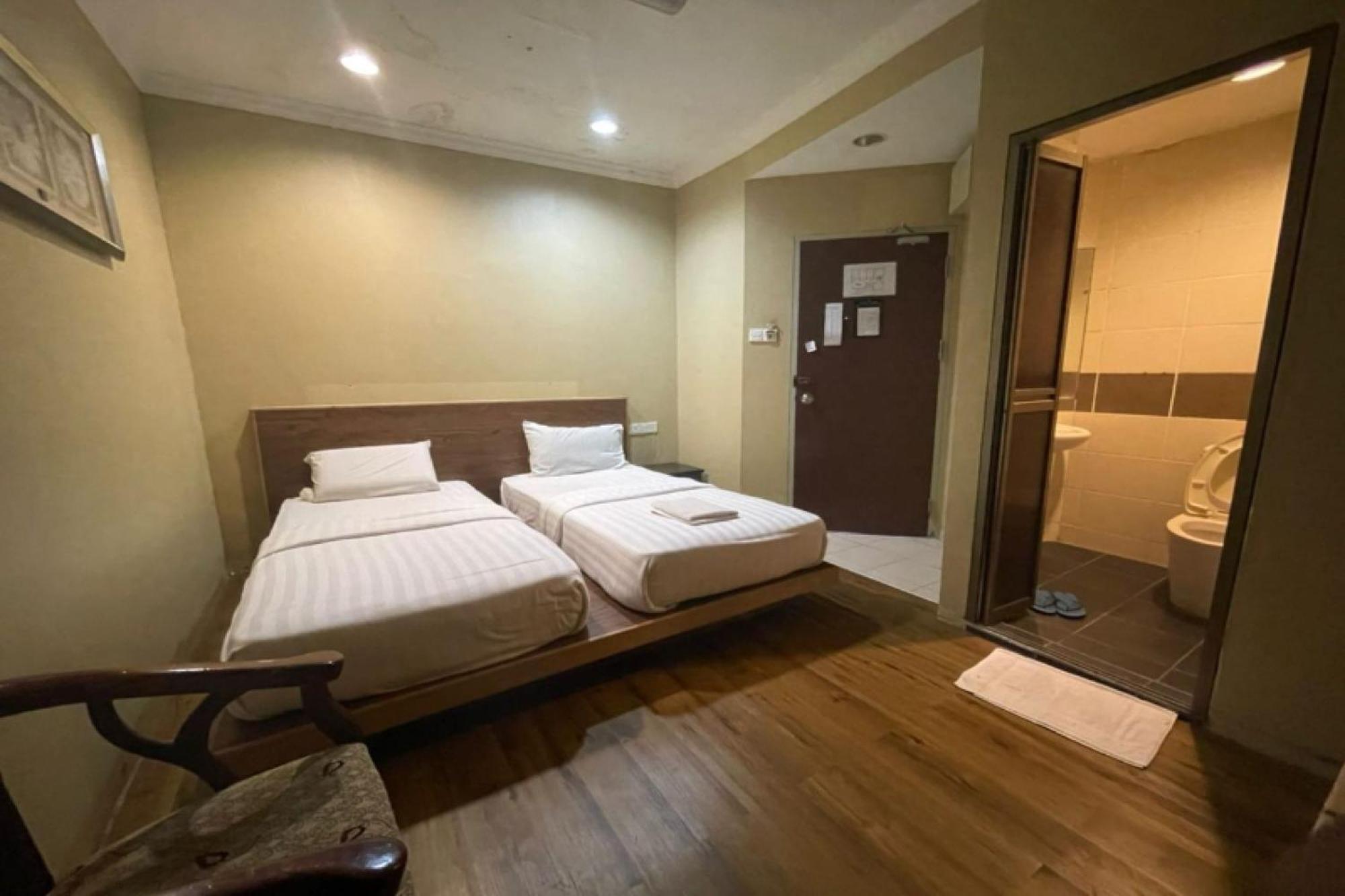 Oyo 90411 Perdana Hotel Labuan Kültér fotó