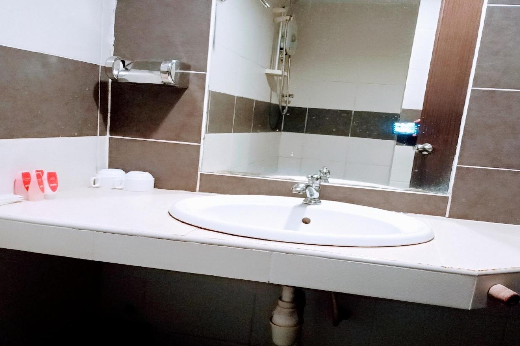 Oyo 90411 Perdana Hotel Labuan Kültér fotó