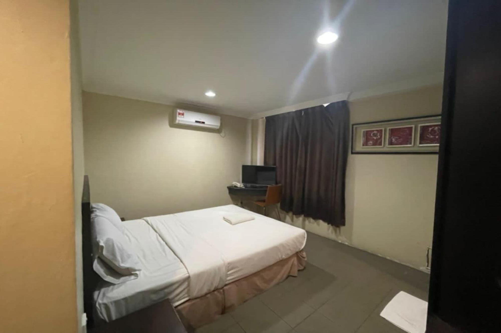 Oyo 90411 Perdana Hotel Labuan Kültér fotó